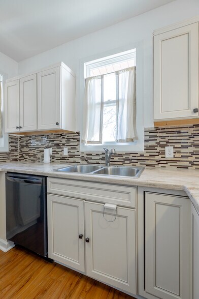 Building Photo - 2107 Oak St