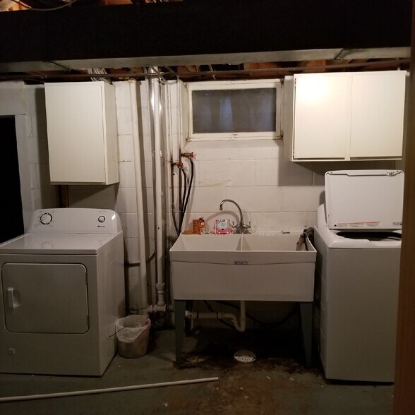 Building Photo - 3829 Pine Ln