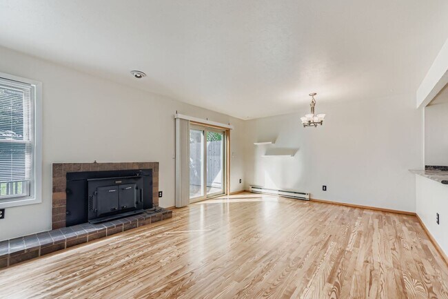 Building Photo - Cozy 4B/2B Unit With Views In East Boulder...