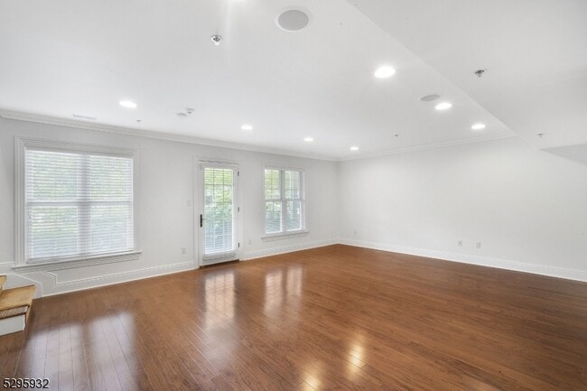 Building Photo - 12 Howland Terrace