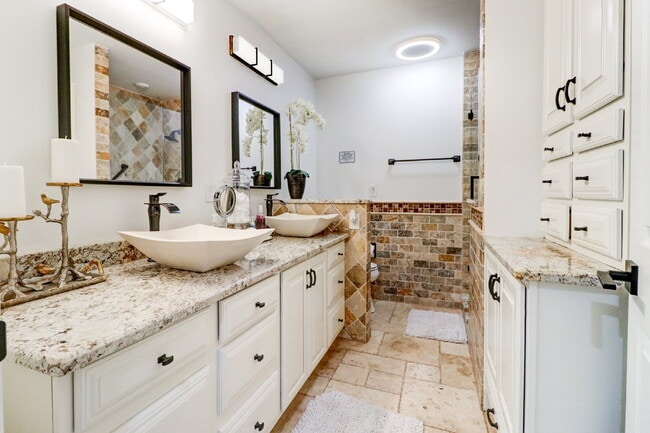Building Photo - Fully Furnished 4-Bedroom Pool Home with Golf Course Views in Northdale