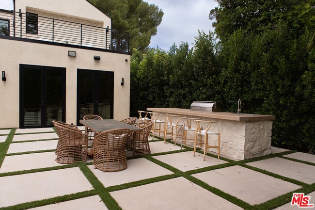 Building Photo - 5064 Encino Ave