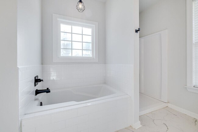 Building Photo - Like-New 4BR, 2.5BA Home with Privacy Fenc...