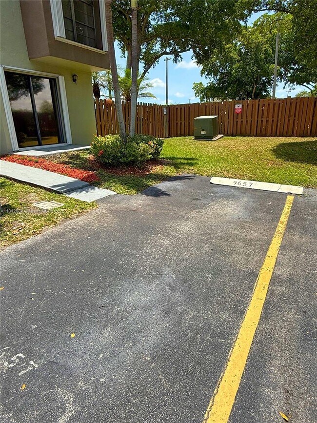 Building Photo - 9657 SW 152nd Ave