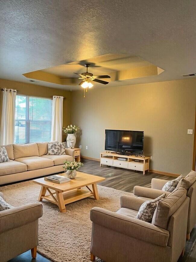 Building Photo - Comfort & Convenience in Grain Valley – Sp...
