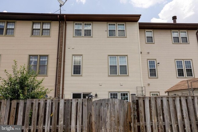 Building Photo - 917 Branch Dr