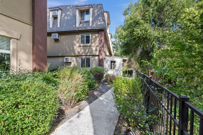 Building Photo - Exceptional Apartment Living in Boise’s North End