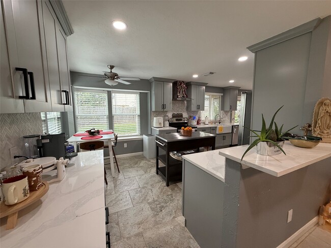 Building Photo - 12822 Skyknoll Ln