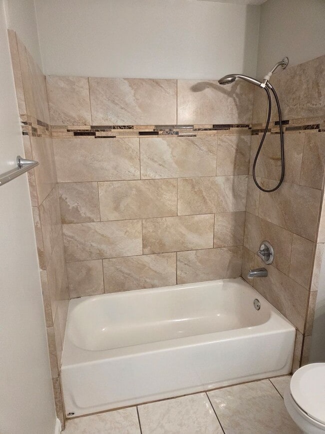 Building Photo - 4 bed 2.5 bath with a 2 car garage and fenced backyard