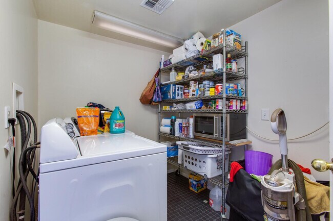 Building Photo - 510 E Belmont Ave