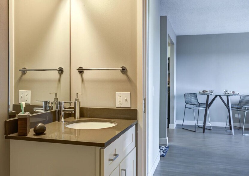 Building Photo - 2555 N Clark St