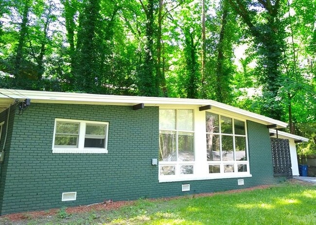 Building Photo - 3 bedroom 1.5 bath in East Point, GA