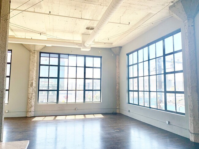 Building Photo - STUNNING LARGE CORNER LIVE/WORK 1 BED+ DEN...