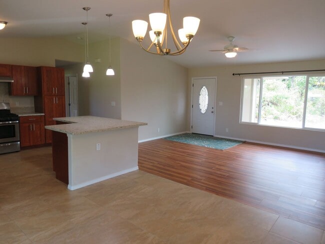 Building Photo - Newer 3 bedroom in HPP!