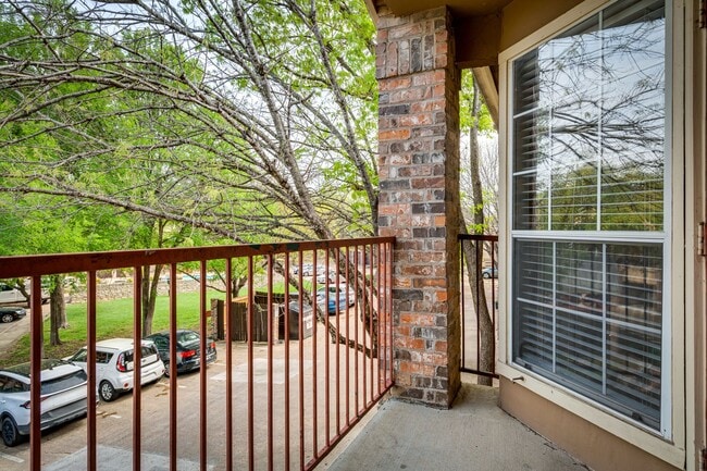 Building Photo - 1 Bedroom, 1 Bath Available Now!