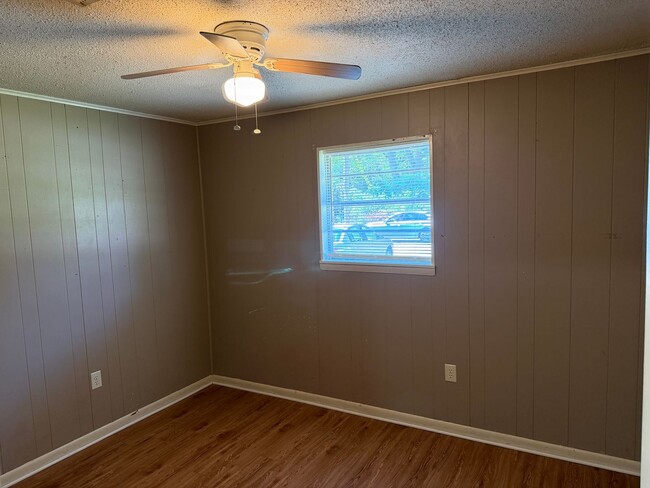 Building Photo - 2 Bed 1 Bath Duplex