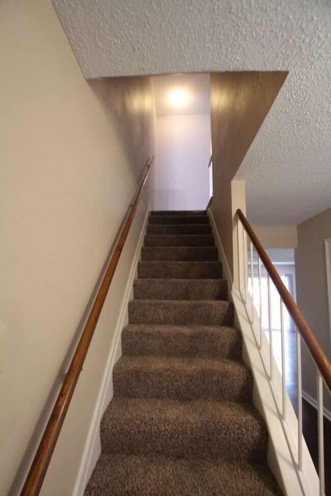 Building Photo - Beautiful 3 Bedroom, 2.5 Bath Townhome in ...