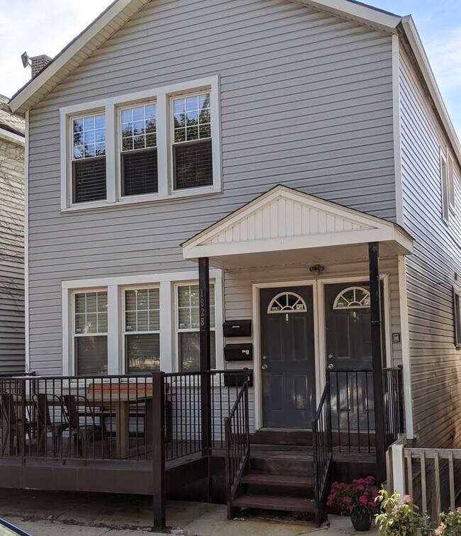 Primary Photo - 1828 N Bissell St