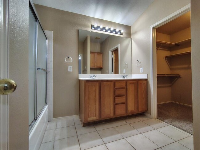 Building Photo - 2504 Hutton Ln