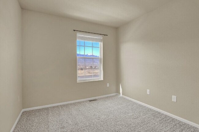 Building Photo - Move-In Ready Townhome | $1,000 Off First ...
