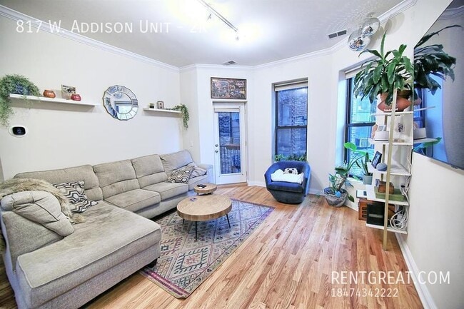 Building Photo - 817 W Addison St