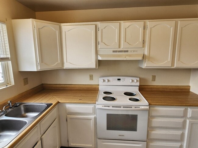 Building Photo - Affordable 3 Bdrm TownHome-West Side!