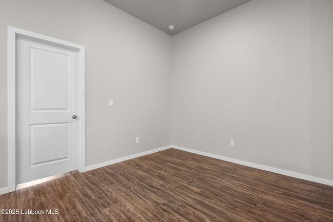 Building Photo - 2031 Kenwood Ave
