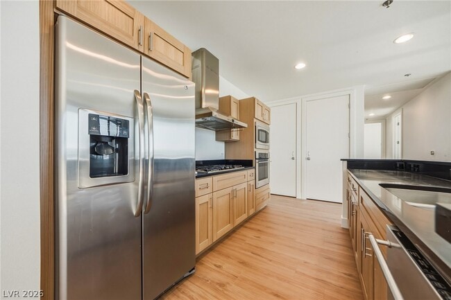 Building Photo - 4575 Dean Martin Dr