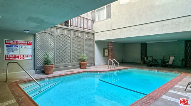 Building Photo - 532 N Rossmore Ave