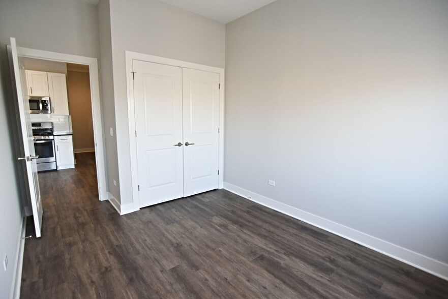 Building Photo - 957 W Irving Park Rd