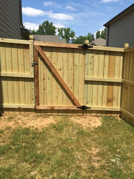 View of backyard inside fence - 6505 Muirfield Pt