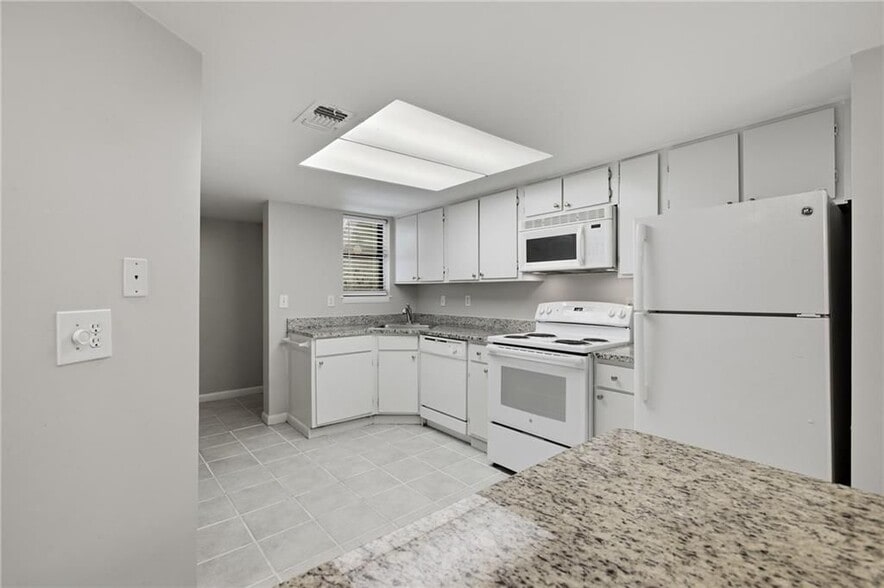 Building Photo - 2183 Surrey Ct
