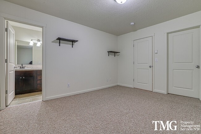 Building Photo - Centrally Located, Pet Friendly, 3 Bed 2.5...