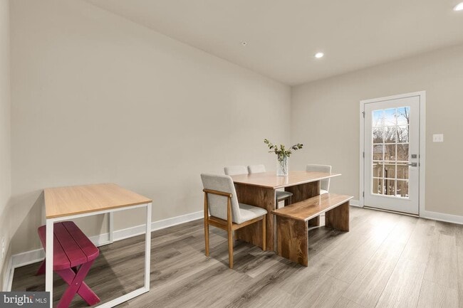 Building Photo - 9639 Tall Oaks Rd