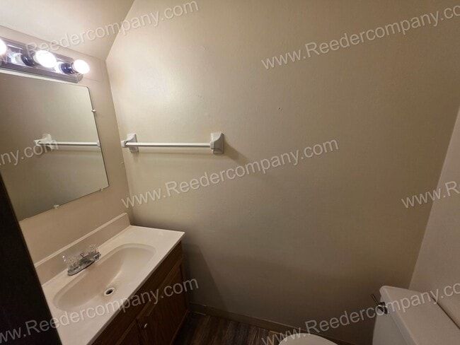 Building Photo - Beautiful 3 Bedroom Townhouse across from Morton High School!