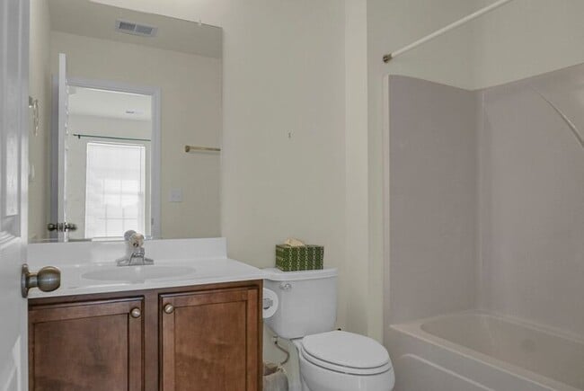 Building Photo - 215 Hemingway Cir