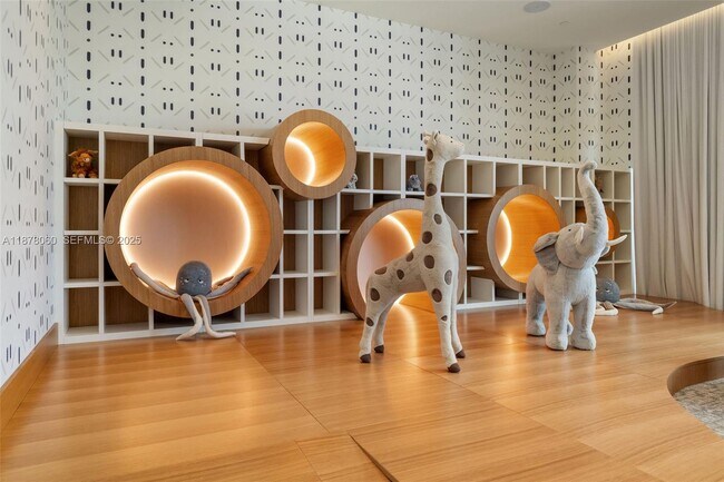 Building Photo - 2678 Tigertail Ave