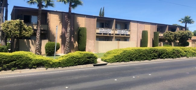 Building Photo - Hillsborough Ct