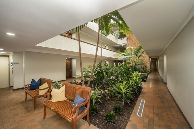 Building Photo - Two Bedroom, 2 Bath Creve Coeur Condo