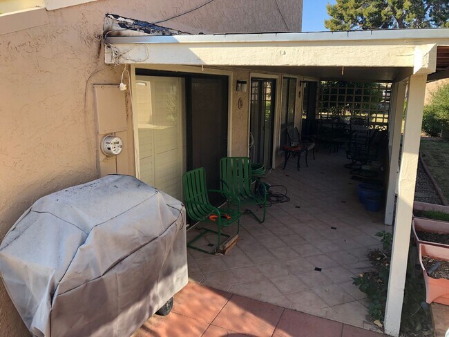 Building Photo - Lovely home with all the comforts of home. Short or Long term furnished term furnished or unfurni...