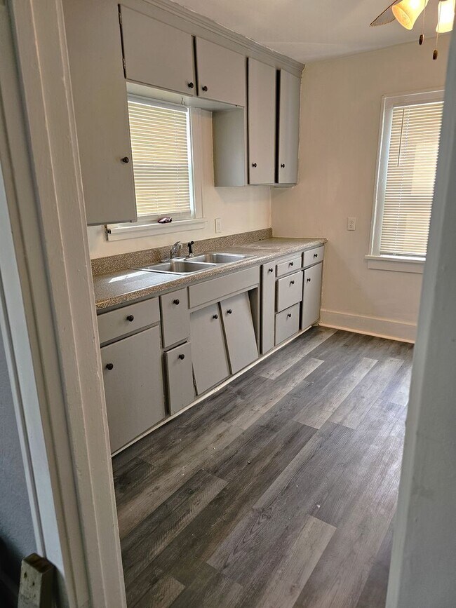 Building Photo - FOR RENT- 4 bed home on Hope Ave, Pets ok ...
