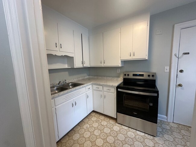 Building Photo - 2940 Oleander Dr