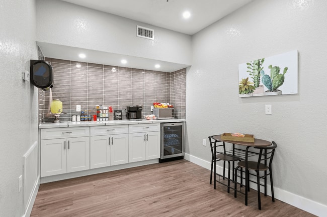 Building Photo - La Mirada