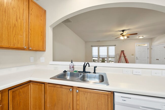 Building Photo - %16 Walnut Woods DR