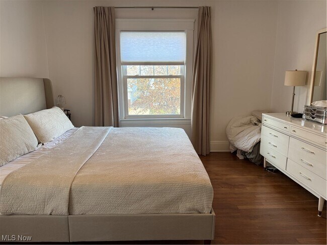 Building Photo - 1320 W 108th St