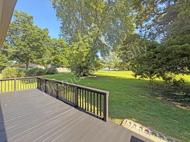 Building Photo - MOVE IN SPECIAL!  Spacious 3 Bed, 2 Bath Home with Large Yard Available!
