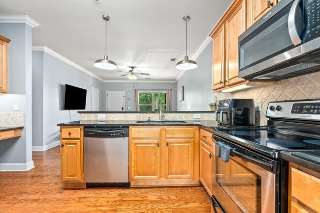 Building Photo - 836 W Glenn Ave