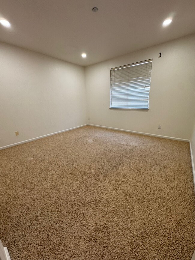 Building Photo - 37815 Fernwood Ct