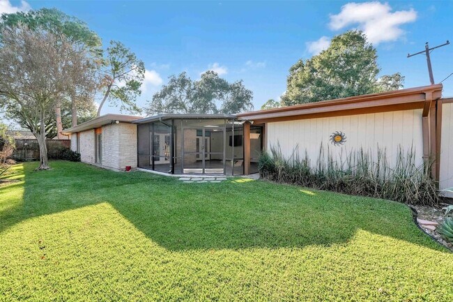 Building Photo - 10630 Olympia Dr