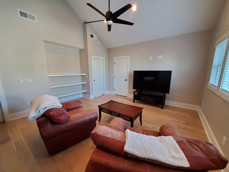 Additional view of bonus room with built-in shelving. - 1021 Cheatham Pl